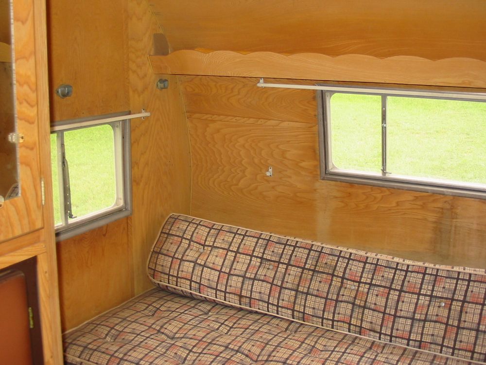 http://www.cannedhamtrailers.com/forum/barnfind/59shasta/barnfind2.jpg