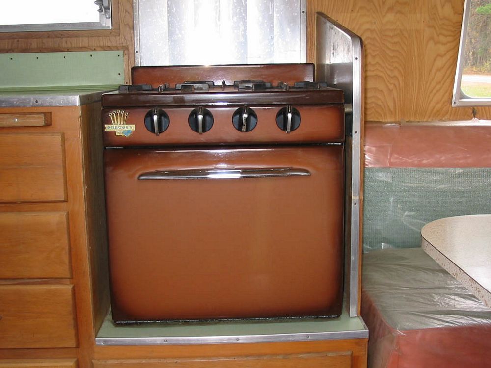 http://www.cannedhamtrailers.com/forum/barnfind/59shasta/barnfind6.jpg